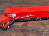 un camion miniature posé sur une table en bois