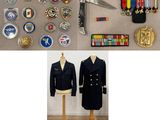 plusieurs photos différentes d'uniformes militaires et de médailles exposées sur un mannequin