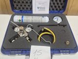 une mallette posée sur une table et contenant quelques outils