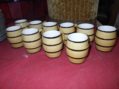 tout un tas de tasses alignées sur la table