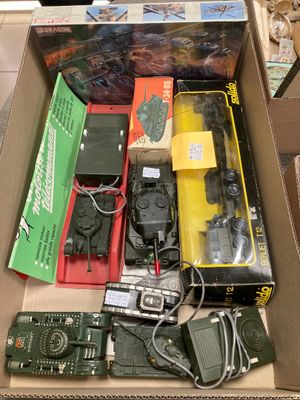 une boîte remplie de petits trains et de télécommandes