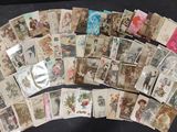 un lot de vieilles cartes postales posées sur une table