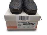une boîte sur laquelle se trouve une paire de chaussures noires