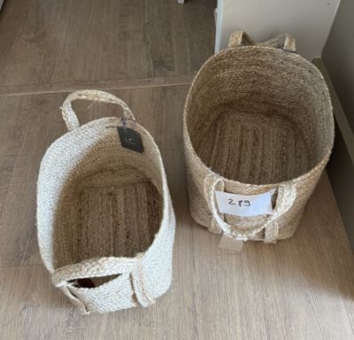 deux paniers posés par terre l'un à côté de l'autre