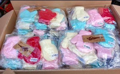 de nombreuses paires de chaussettes dans une boîte, chacune portant une étiquette