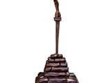 statue de Jésus sur une croix, posée sur un socle, sur fond blanc