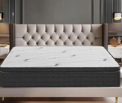 un lit avec un matelas posé dessus, dans une chambre