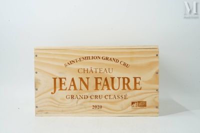 une caisse en bois sur laquelle est accrochée une pancarte indiquant « Château Jean Faure »