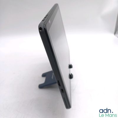 un ordinateur portable posé sur un bureau