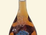 l'image d'une bouteille d'alcool posée sur une table