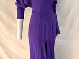 robe violette sur un mannequin, posée sur un fond blanc