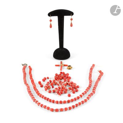 a close up of a necklace and earring set on a stand