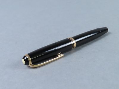 a pen that is laying on a table with a pen in it