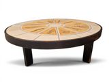 une table basse dont le plateau présente un motif circulaire