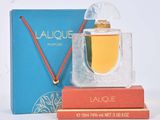 une image représentant un flacon de parfum posé sur une boîte