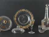trois objets en verre différents posés sur une surface noire