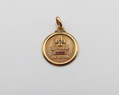 un pendentif en or orné d'une croix