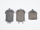 trois sacs à main anciens en maille métallique argentée sur fond blanc