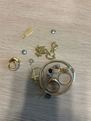 beaucoup de bijoux en or et en argent sur une table