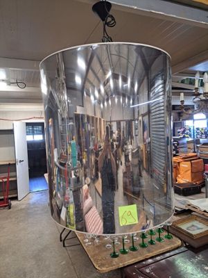 de nombreuses personnes se tenant debout dans une pièce surmontée d'un grand dôme de verre