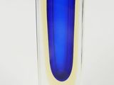 un vase en verre orné d'un motif bleu et jaune