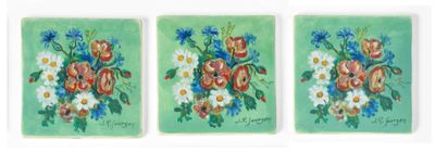 trois tableaux représentant des fleurs sur fond vert