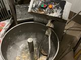 une photo d'une cuisine avec un mixeur et un saladier rempli de beignets