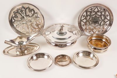 beaucoup de plats en argent sur une table blanche