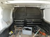 l'arrière d'une camionnette avec des outils à l'arrière