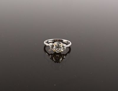 une bague de fiançailles ornée d'un seul diamant sur un fond noir