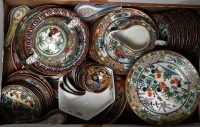 une boîte remplie d'assiettes et de bols en porcelaine