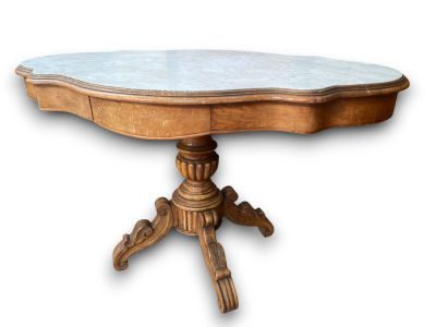 Un guéridon quadripode à plateau violonné ouvrant par deux p…