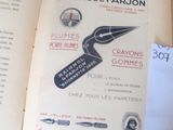 un livre ouvert sur lequel sont posés une paire de ciseaux
