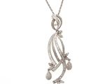 un pendentif en or blanc et diamants sur une chaîne