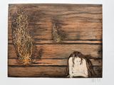 tableau représentant une femme assise devant un mur en bois d'où jaillit une plante