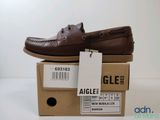 chaussures bateau en cuir marron pour homme, présentées dans une boîte avec une étiquette de prix