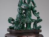 une image représentant une statue d'une femme accompagnée d'un chien, posée sur un socle