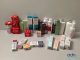 de nombreux types de produits de soins de la peau sur la table