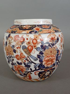 un vase avec un oiseau posé sur une table