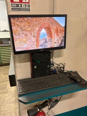 un bureau équipé d'un clavier et d'un écran