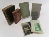 cinq livres posés sur une table blanche