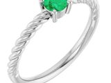 une bague en or blanc sertie d'une émeraude