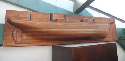 un bateau en bois posé sur une étagère