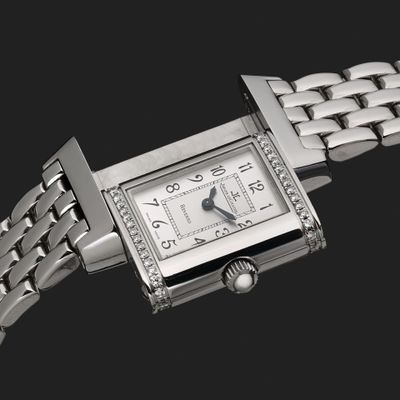 gros plan d'une montre-bracelet entourée d'une chaîne