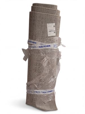 un rouleau de toile de jute emballé dans du film plastique