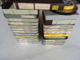 une pile de vieilles cassettes vidéo empilées les unes sur les autres