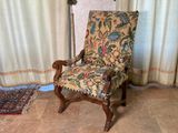 une chaise placée devant une lampe
