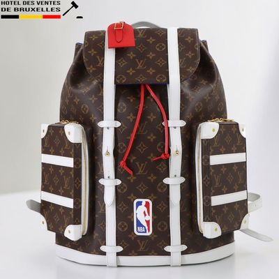 un sac à dos marron et blanc posé sur une table
