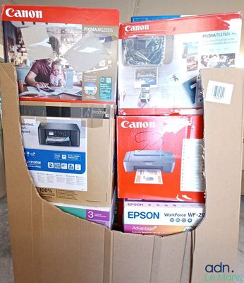 une boîte en carton contenant une imprimante et d'autres objets