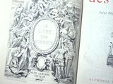 un livre ouvert sur lequel figure l'image d'une horloge